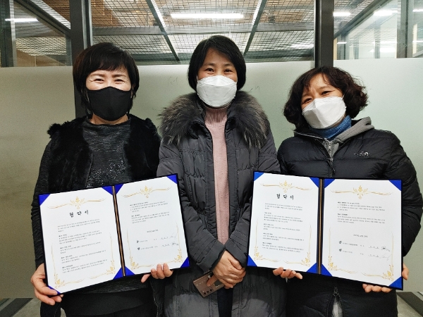 사계절공정여행과 마마품의 업무 협약 모습.왼쪽부터 최은경 마마품 대표, 이정욱 한국중증내병변 장애우부모회 회장, 백영화 사계절공정여행 대표 모습. / 사진 제공 = 사계절공정여행