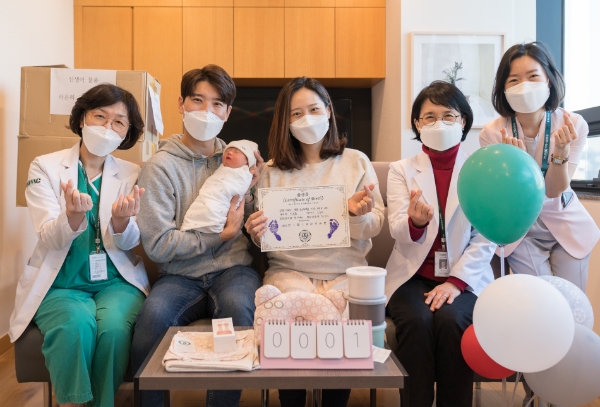 (왼쪽부터) 박미혜 이대서울병원 모아센터장, 박준용‧김동효 부부, 하은희 이화여대 의과대학 학장, 신정란 모아병동 파트장. 사진=이대서울병원