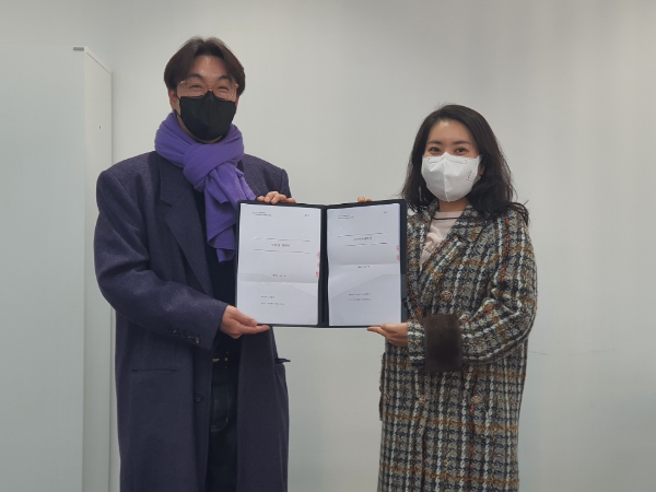 버킷스튜디오 강지연 대표(오른쪽)과 지아이홀딩스 최범석 대표가 계약 체결 후 기념촬영을 하고 있다. / 사진 제공 = 버킷스튜디오