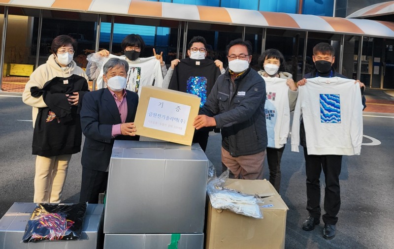 금원전기솔라텍(주)은 장애인들을 위한 겨울의복을 장애인연합회관에 전달했다. (사진제공 = 나주시)