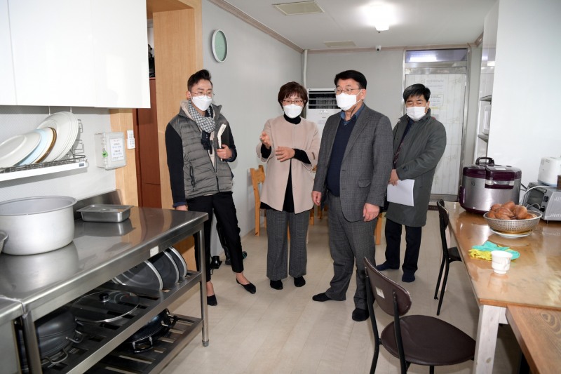 김종효 광주광역시 행정부시장이 무등노숙인쉼터 현장방문 모습 (사진제공 = 광주광역시)