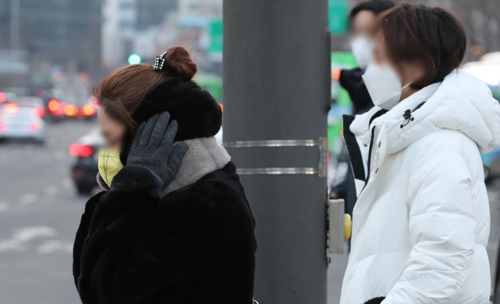 서울을 비롯한 전국 대부분이 영하권 날씨를 보인 지난달 30일 오전 서울 종로구 광화문역 사거리에서 두꺼운 옷차림을 한 직장인들이 출근하고 있다.