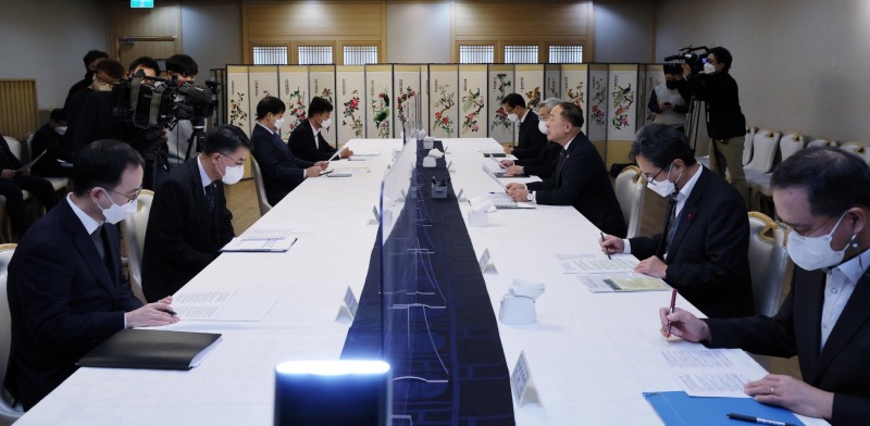 홍남기 경제부총리 겸 기획재정부 장관이 5일 오전 서울 종로구 정부서울청사에서 '부동산시장 점검 관계장관회의'를 주재하고 있다. (사진= 공동취재사진)