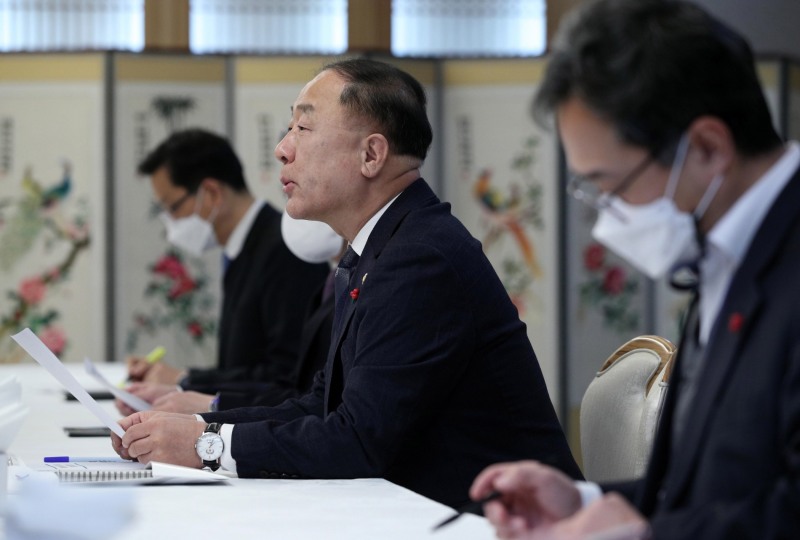 홍남기 경제부총리 겸 기획재정부 장관이 5일 오전 서울 종로구 정부서울청사에서 '부동산시장 점검 관계장관회의'를 주재하고 있다. (사진= 공동취재사진)