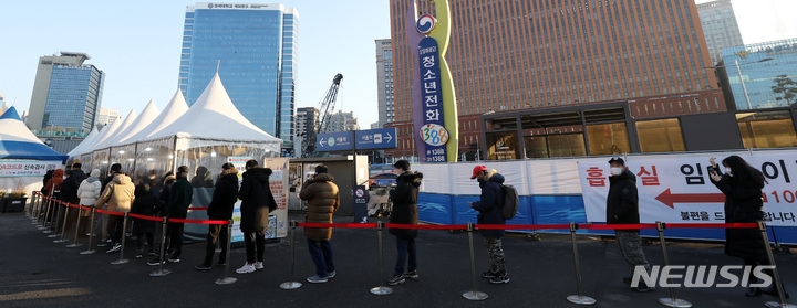 4일 오전 서울 중구 서울역광장에 마련된 코로나19 임시선별검사소에서 시민들이 검사를 받기 위해 줄지어 서 있다.