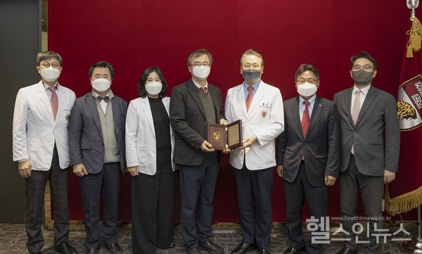 (왼쪽부터)김병조의무기획처장,안암산부인과홍순철교수,안암순환기내과박성미교수,조방현동기회장,김영훈의무부총장,윤영욱의과대학장,김신곤기금사업본부장