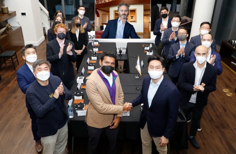 사진 앞줄 오른쪽 현대중공업지주 정기선 대표, 왼쪽 팔란티어 샴 샹카 최고운영책임자(COO), 사진 윗쪽 중앙은 화상으로 참석한 팔란티어 알렉스 카프 대표/사진 제공 = 현대중공업그룹