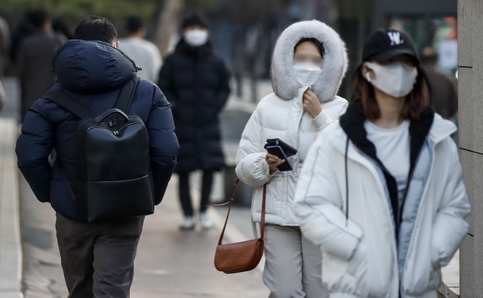 전국 대부분의 지역에서 아침 기온이 영하권을 보인 지난달 23일 오전 서울 송파구 잠실역 인근에서 두꺼운 옷차림을 한 시민들이 이동하고 있다.