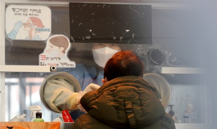 코로나19 신규 확진자수가 나흘만에 다시 4000명 대를 넘어선 지난 5일 오후 서울 중구 서울광장 임시선별검사소에서 의료진이 코로나19 검체 채취를 있다.