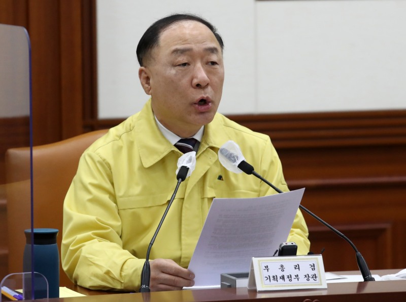 홍남기 경제부총리 겸 기획재정부 장관이 6일 오전 서울 종로구 정부서울청사에서 열린 제52차 비상경제 중앙대책본부(중대본) 회의에 참석해 발언하고 있다. (공동취재사진)