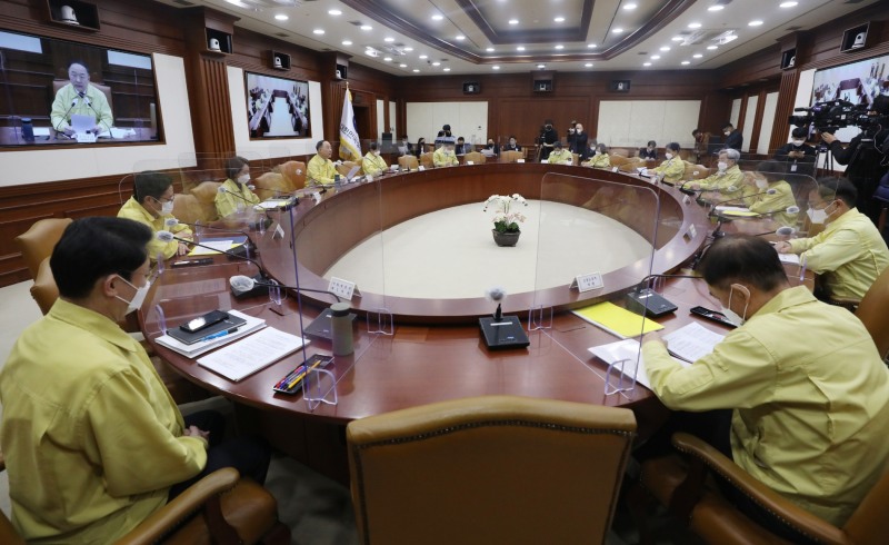 홍남기 경제부총리 겸 기획재정부 장관이 6일 오전 서울 종로구 정부서울청사에서 열린 제52차 비상경제 중앙대책본부(중대본) 회의에 참석해 발언하고 있다. (공동취재사진)