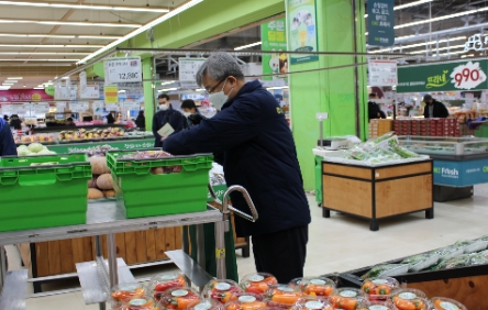 농협경제지주 장철훈 농업경제대표이사가 6일 디지털풀필먼트센터(DFC) 1호점인 성남유통센터를 방문해 온라인 주문상품의 분류작업을 실시하고 있다./ 사진 제공 = 농협