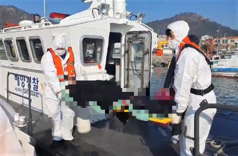 목포해경이 섬마을 응급환자를 진도군 서망항으로 이송하고 있는 모습 (사진제공 = 목포해양경찰서)