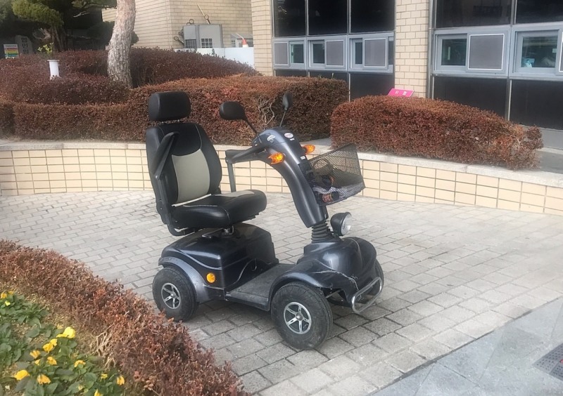 정읍시가 거동이 불편한 어르신과 장애인들의 이동 편의 증대와 복지향상을 위해 올해부터‘전동보조기기 보험’ 가입 대상자를 확대한다. (사진제공 = 정읍시)