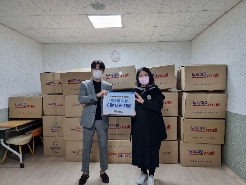 좌측부터 함께하는사랑밭 광주지부 김형진 지부장, 두암2동 행정복지센터 이정민 동장. 함께하는사랑밭 제공