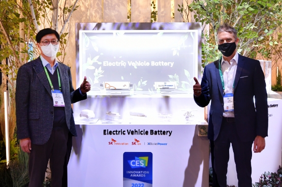 美 솔리드파워 최고마케팅책임자(CMO) 존 제이콥(Jon Jacobs, 왼쪽), SK이노베이션 이성준 환경과학기술원장(오른쪽)/사진 제공 = SK이노베이션
