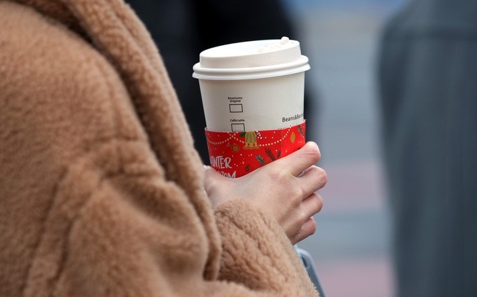 지난 5일 오전 서울 종로구 광화문네거리에서 출근길 시민이 따뜻한 음료를 들고 있다.