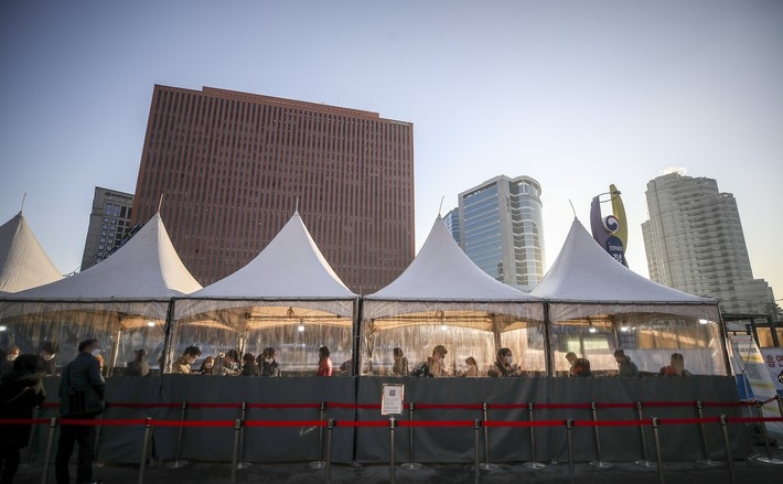 지난 6일 오전 서울역광장에 설치된 코로나19 임시선별검사소를 찾은 시민들이 검사를 받기 위해 줄 서 있다.