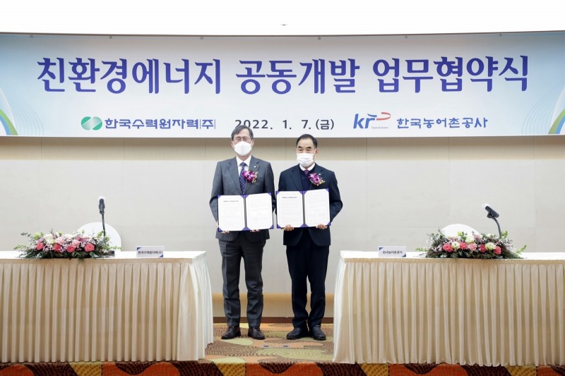 한국농어촌공사(김인식사장_사진오른쪽)와 한국수력원자력(정재훈사장)/사진 제공 = 한국농어촌공사