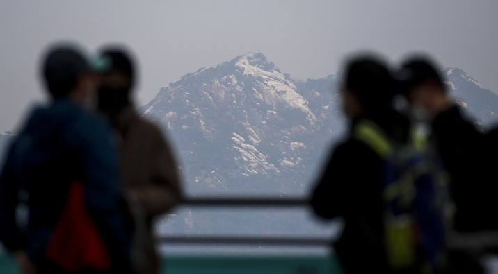 지난 2일 오전 서울 중구 남산에서 바라본 인왕산에 눈이 쌓여 있다.