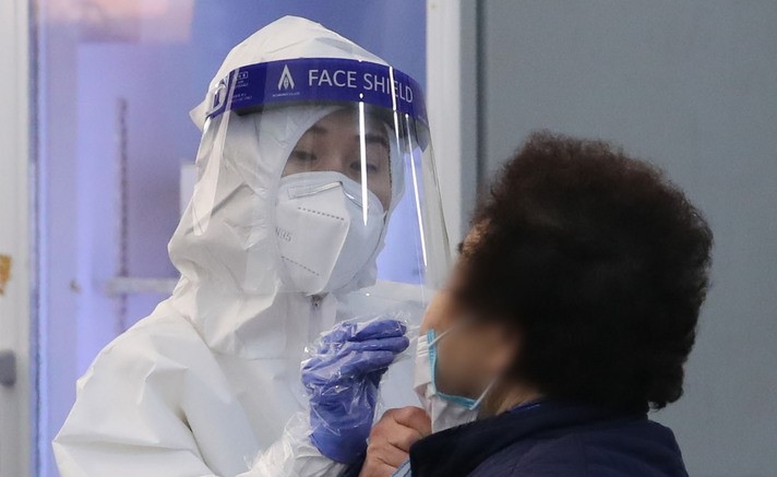 지난 7일 오전 서울 송파구 보건소 선별진료소에서 시민이 검사를 받고 있다.