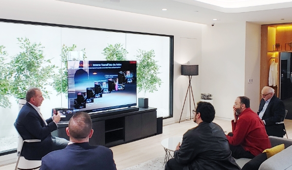 LG전자 혁신 제품들이 美 라스베이거스에서 열린 세계 최대 가전·IT 전시회 CES 2022에서 약 90개의 어워드를 받으며 뛰어난 기술력을 인정받았다. 특히 더 밝고 선명한 화질을 표현하는 차세대 올레드 TV인 LG 올레드 에보(evo)는 한층 더 업그레이드된 성능으로 다수의 유력 매체로부터 연이어 찬사를 받았다. 사진은 LG전자 美 법인서 미디어를 대상으로 LG 올레드 에보(97G2)를 소개하는 모습. / 사진 제공 = LG전자