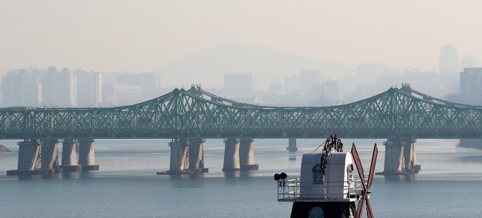 초미세먼지가 나쁨 상태를 보이고 있는 지난 7일 서울 한강철교 뒤로 보이는 도심이 뿌옇다.