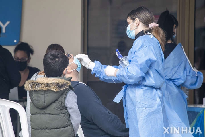 29일(현지시간) 키프로스 니코시아에서 한 남성이 코로나19 신속 검사를 받고 있다. 키프로스 보건당국은 코로나19 확진자 수가 사상 최고치를 기록하면서 새로운 규제를 발표했다. 이에 따라 30일부터 부스터 샷을 접종한 사람을 제외한 모든 사람은 유흥가, 댄스 클럽, 결혼식 피로연과 같은 '높은 위험성'의  장소에 입장하려면 직전 24시간 이내에 받은 코로나19 음성 결과를 제시해야 한다. 이들 장소의 최대 수용 인원도 300명으로 제한됐다.