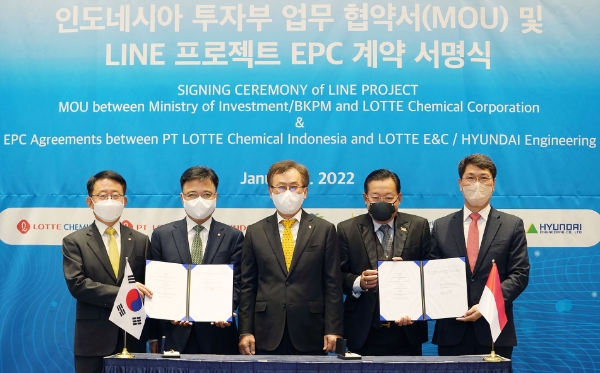 인도네시아 LINE 프로젝트 EPC 계약 체결식(왼쪽부터 롯데건설 하석주 대표이사, 롯데케미칼 기초소재사업 황진구 대표, 롯데케미칼 대표이사 김교현 부회장, 간디 술리스티얀토 주한 인도네시아 대사, 현대엔지니어링 홍현성 플랜트사업본부장). / 사진 제공 = 롯데건설