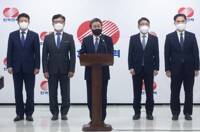 정승일(왼쪽 세번째) 한국전력공사 사장이 9일 오후 서울 서초구 한전 아트센터에서 '한국전력 하청업체 노동자 감전 사망사고'와 관련 기자회견을 열고 종합 재발방지대책을 발표하고 있다. (사진= 공동취재사진)