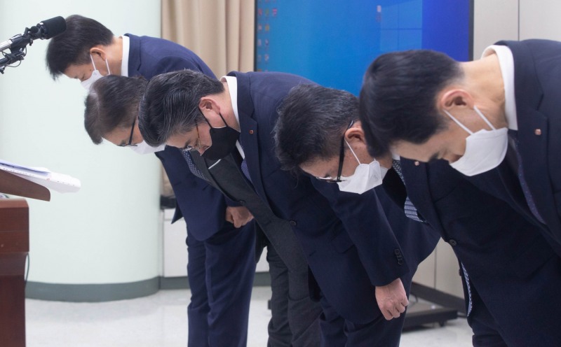 정승일(왼쪽 세번째) 한국전력공사 사장을 비롯한 임원진이 9일 오후 서울 서초구 한전 아트센터에서 기자회견을 열고 '한국전력 하청업체 노동자 감전 사망사고'와 관련 고개 숙여 사과를 하고 있다. (사진= 공동취재사진)