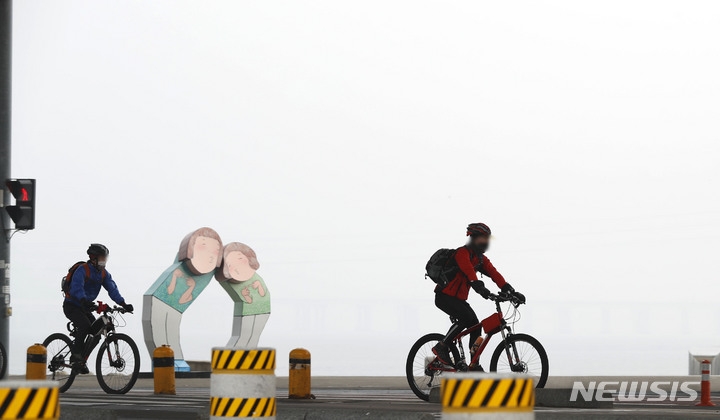 서울 등 수도권에 고농도 미세먼지 비상저감조치가 시행된 지난 9일 서울 서초구 잠수교에서 바라본 도심이 뿌옇게 보이고 있다.