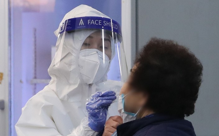 코로나19 신규 확진자가 3,717명으로 집계된 7일 오전 서울 송파구 보건소 선별진료소에서 시민이 검사를 받고 있다.