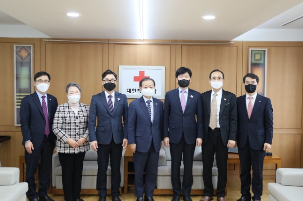 10일 오후 2시, 서울 중구 대한적십자사 서울사무소에서 시인 강원석과 가수 추가열의 홍보대사 위촉식이 진행되었다. (사진 왼쪽부터 이상천 대한적십자사 사무총장, 장예순 대한적십자사 부회장, 가수 추가열, 신희영 대한적십자사 회장, 시인 강원석, 윤성호 대한적십자사 부회장, 이재승 대한적십자사 모금전략본부장)