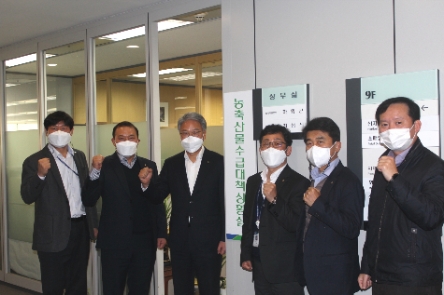 농협경제지주 하명곤 품목지원본부장(왼쪽 세번째)과 관계 부서장들이 10일 농협중앙회 본관에서 '농축산물 수급대책 상황실' 현판식을 갖고 있다. 농협은 설명절을 앞두고 주요 농축산물 수급안정 및 공급확대를 위해 총력을 다한다는 계획이다./ 사진 제공 = 농협