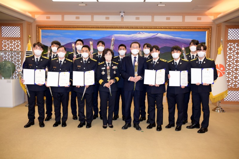 광주광역시 소방안전본부는 10일 오전 시청 비즈니스룸에서 이용섭 시장, 고민자 소방안전본부장이 참석한 가운데 신규 소방공무원 35명에 대한 임명장 수여를 진행했다. (사진제공 = 광주광역시)