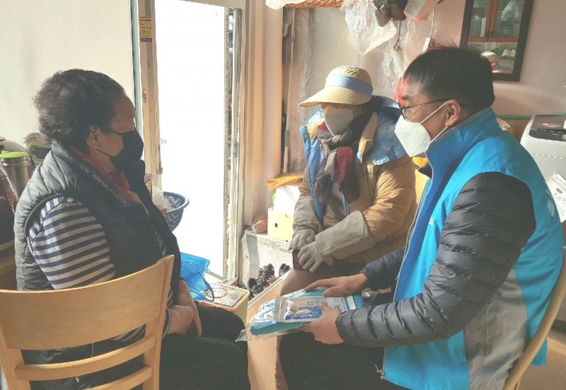 군산시 흥남동은 지역사회보장협의체가 건강음료 지원 사업을 홀몸 어르신 50명 대상으로 실시한다고 10일 밝혔다. (사진제공 = 군산시)