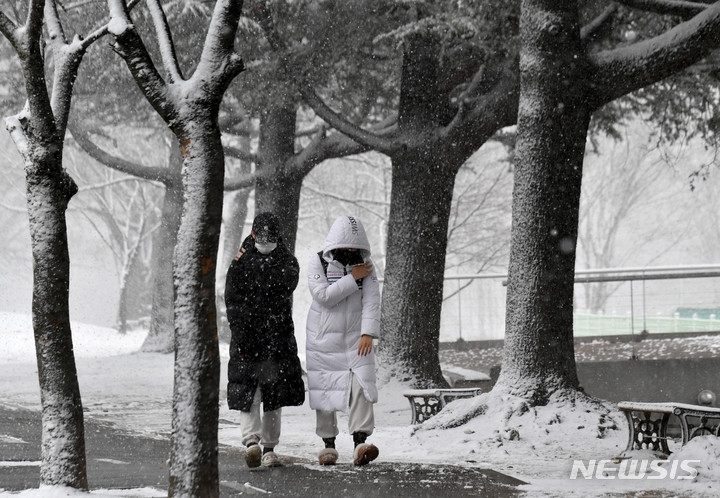 광주 북구 용봉동 전남대학교 교정에 눈이 내리는 가운데 두꺼운 외투로 중무장한 시민들이 발걸음을 재촉하고 있다.