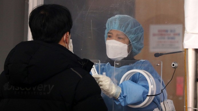 지난 10일 오전 서울 중구 서울역 코로나19 임시선별검사소에서 의료진이 검체 채취를 하고 있다.