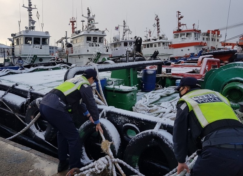 목포해경이 기상악화에 따라 항포구를 집중 순찰하며 선박의 정박상태를 점검하고 있는 모습 (사진제공 = 목포해양경찰서)