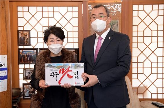 광주광역시는 관광객 유치 및 ‘미향(味鄕) 광주’의 브랜드 가치를 높이기 위해 제9기 ‘광주 맛집’ 62개소를 선정하고 11일 해당업소에 지정서 및 지정패를 전달했다. (사진제공 = 광주광역시)