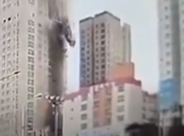 11일 광주 화정 아이파크 2단지 외벽 붕괴 모습. 지난해 8월 이 단지가 사기 분양 및 관할 구와 다른 도면 등 논란에 휩싸이기도 했던 것으로 나타나 원천적으로 도면과 다른 부실시공 여부를 철저히 조사해야할 것으로 보인다. / 캡처 = MBC 뉴스