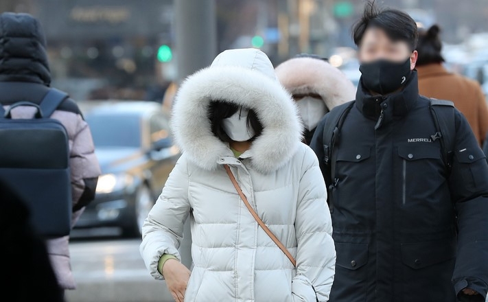 아침 기온이 전날보다 크게 떨어진 지난 11일 오전 서울 종로구 세종대로사거리 인근에서 시민들이 두터운 옷을 입고 이동하고 있다.