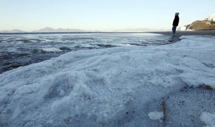 전국에 강력한 한파가 몰아친 26일 오전 부산 사하구 다대포해수욕장 백사장에 바닷물이 얼어 있다.
