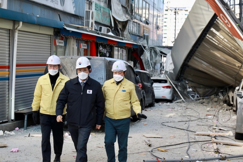 박영수 국토안전관리원 원장(오른쪽 첫 번째)와 노형욱 국토부장관(가운데)/사진 제공 = 국토안전관리원