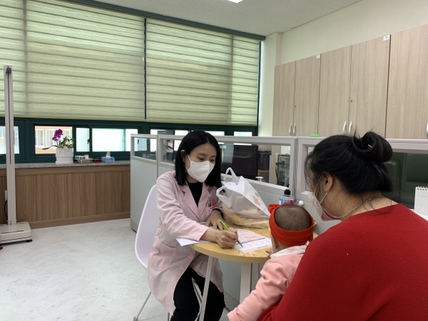 군 보건소에서 출산 관련 정책을 상담을 받는 모습 (사진제공 = 함평군)