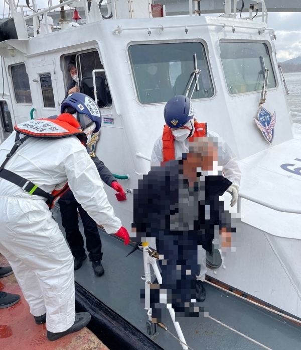 손가락이 절단된 섬마을 응급환자가 해경에 의해 육지로 이송되는 모습 (사진제공 = 목포해양경찰서)