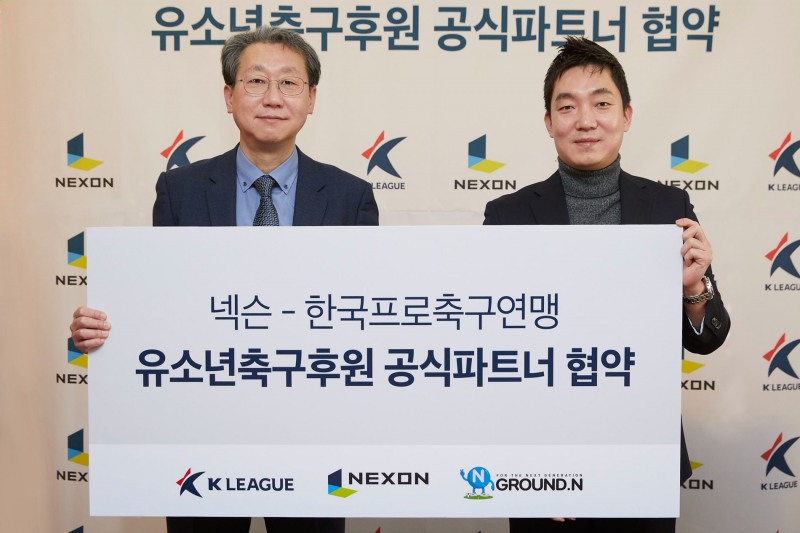 한국프로축구연맹 조연상 사무총장(왼쪽)과 넥슨 박정무 그룹장(사진=넥슨 제공).