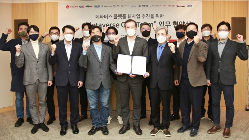 (앞줄 좌측부터) 넥스트엔터테인먼트월드 서동욱 부사장, 스코넥엔터테인먼트 김성근 부사장, 링크플로우 김용국 대표, 롯데홈쇼핑 이완신 대표, 한국과학기술원 전기 및 전자공학부 이수영 명예교수, 스켈터랩스 서원일 부사장, 갤럭시아메타버스 고광림 대표(뒷줄 좌측부터) 제이에스씨게임즈 배중직 대표, 초록뱀미디어 김세연 부의장, 포바이포 윤준호 대표, 메가존클라우드 조영국 부사장, 살린 김재현 대표, 엔진비주얼웨이브 이성규 대표, 에프엑스기어 최광진 대표/사진 제공 = 롯데홈쇼핑