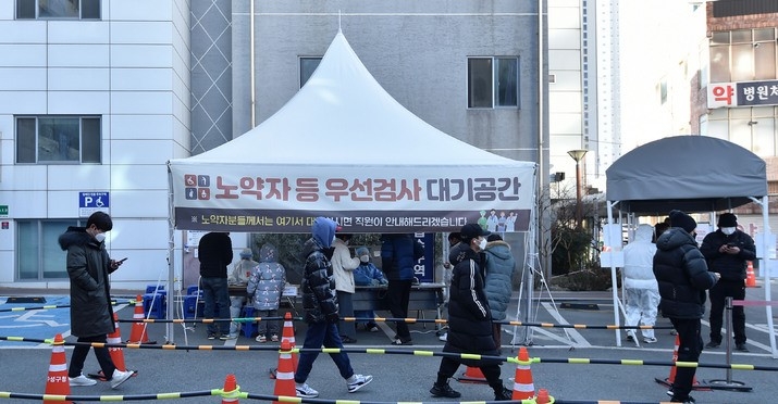 지난 12일 오전 대구 수성구 보건소 선별진료소에서 시민들이 코로나19 진단검사를 받기 위해 대기하고 있다.